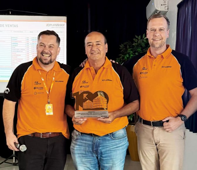 Juan Tedeschi recibiendo el premio