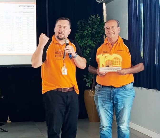 Juan Tedeschi recibiendo el premio